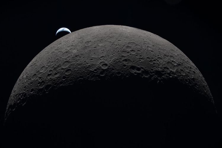 Космические микробы могут выжить на полюсе Луны, предупреждает NASA
